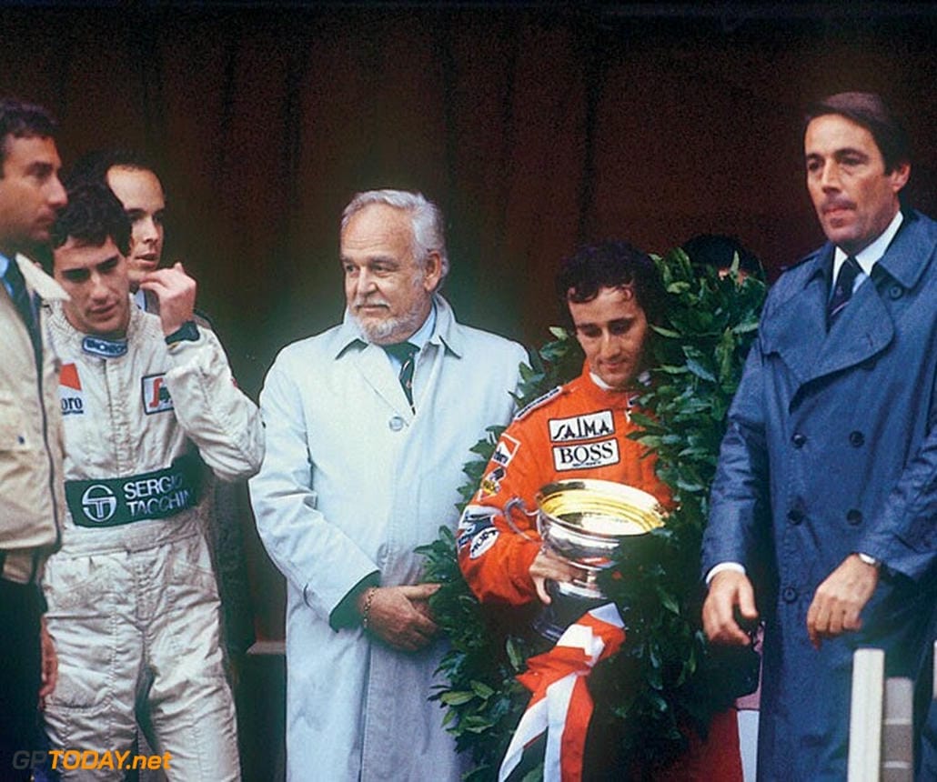 Ayrton Senna đội vòng nguyệt quế trên bục nhận giải tại Grand Prix Monaco