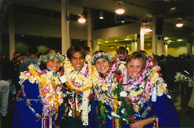 Các sinh viên khoác vòng hoa Lei như một nghi lễ truyền thống của người Hawaii
