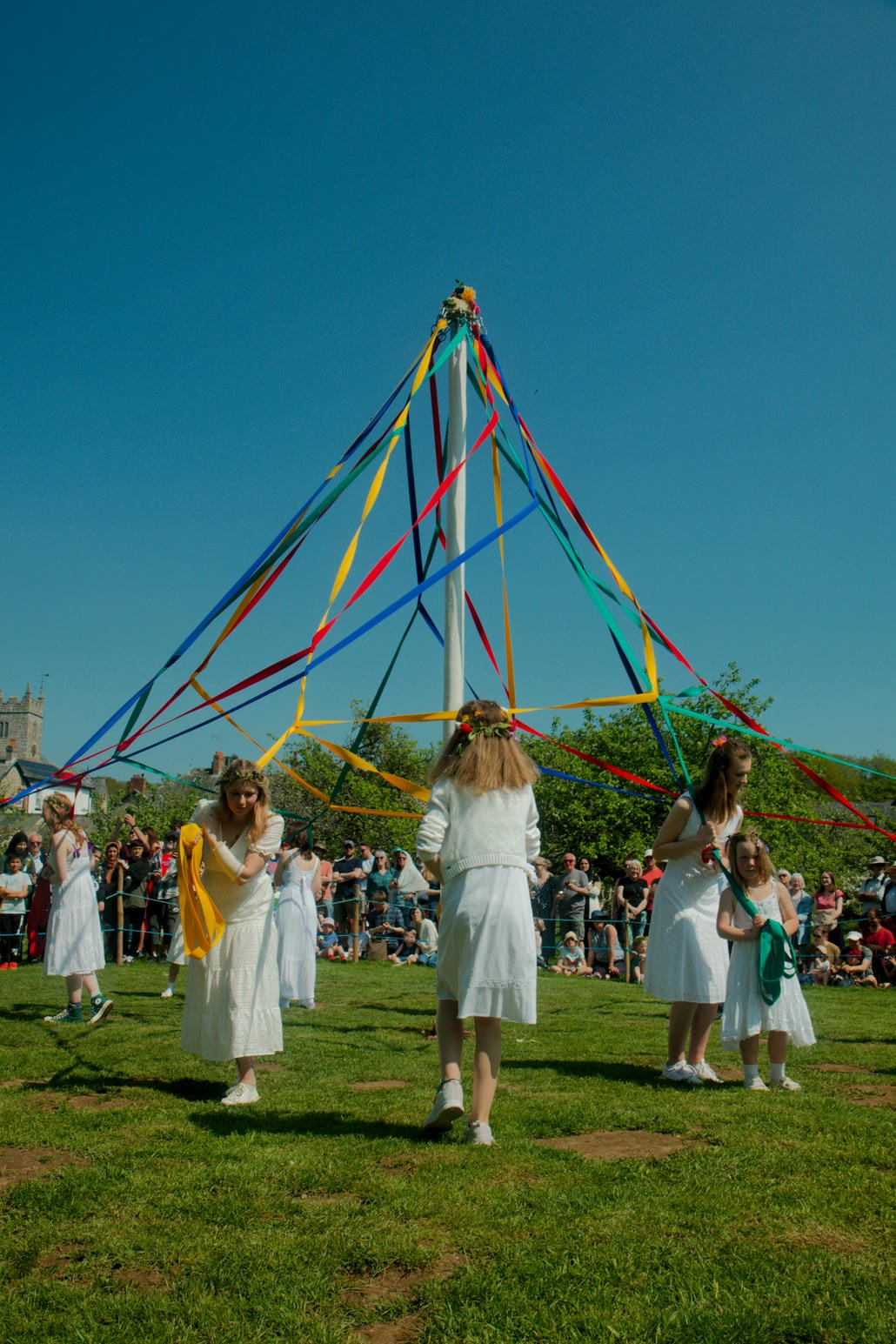 Cột Maypole - thường được dựng lên trong các lễ hội mùa xuân, đặc biệt là trong lễ hội May Day, nó được trang trí với ruy băng, hoa, và các họa tiết màu sắc rực rỡ.