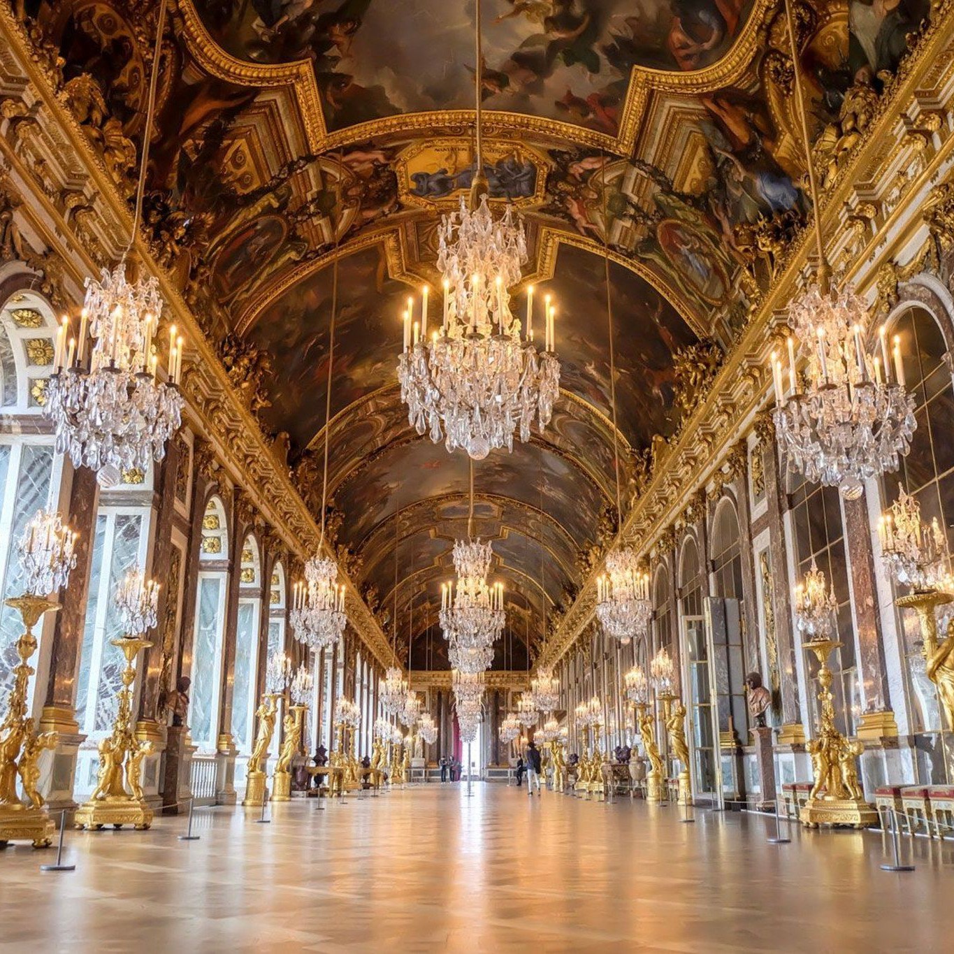 Cung điện Versailles ở Pháp - Bạn như lạc vào tòa lâu đài nguy nga, nơi hòa quyện giữa lối kiến trúc đối xứng và họa tiết cổ đại từ văn hóa truyền thống xưa xen lẫn nghệ thuật Ba Rốc.