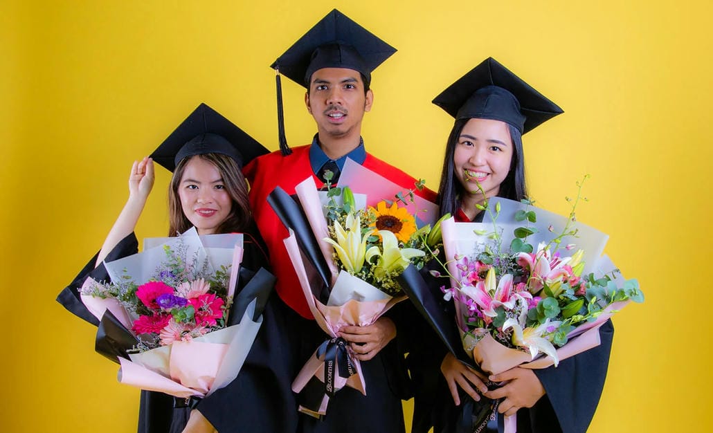 Hoa tươi luôn đi cùng với chiến thắng bước đầu của sinh viên