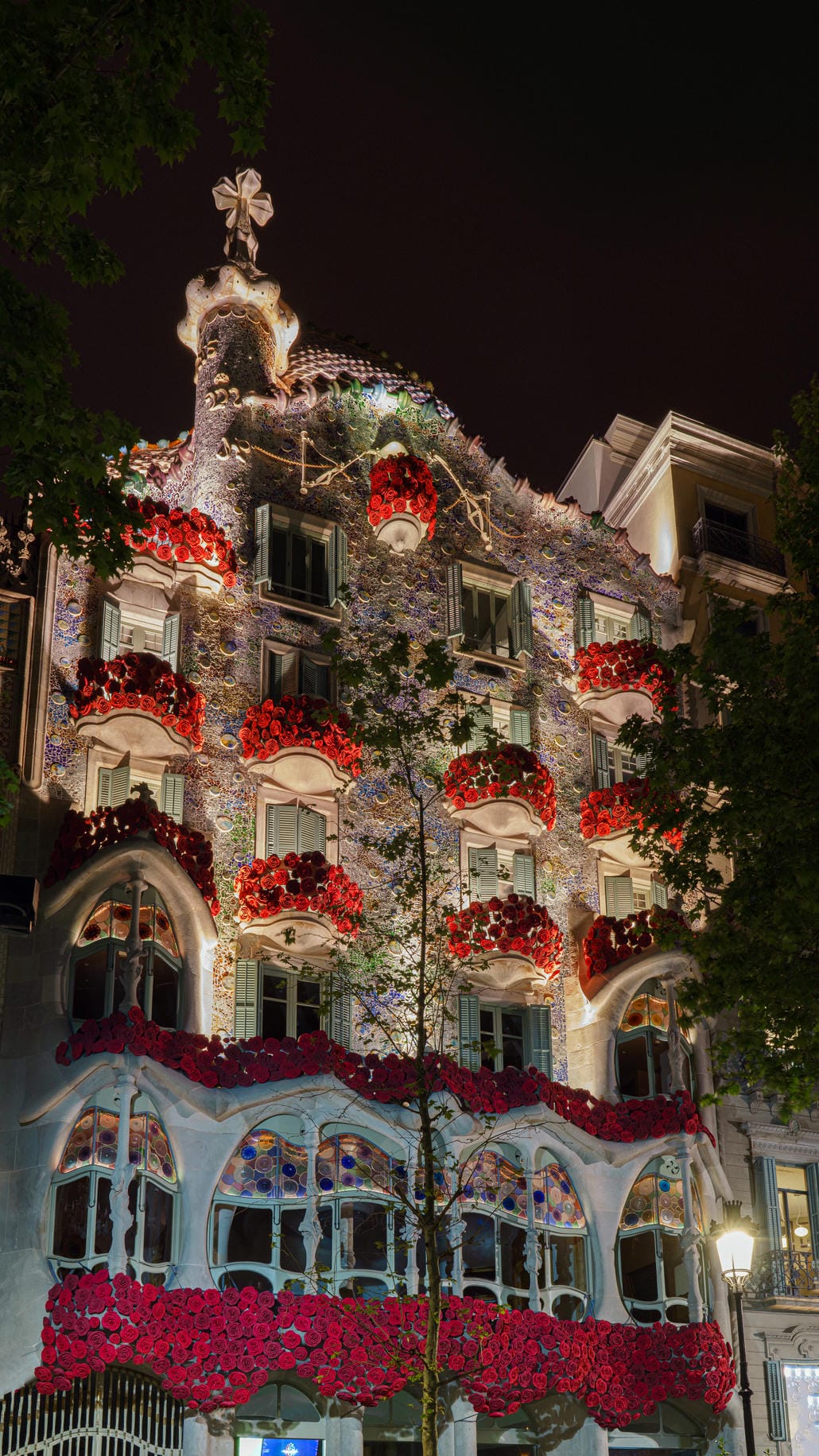 Một bản giao hưởng hiện đại của màu sắc và hình khối. Casa Batlló - Cảnh đêm ở Barcelona