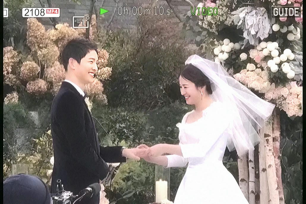 Những khoảnh khắc đáng nhớ trong 'đám cưới thế kỷ' của Song Joong Ki và Song Hye Kyo