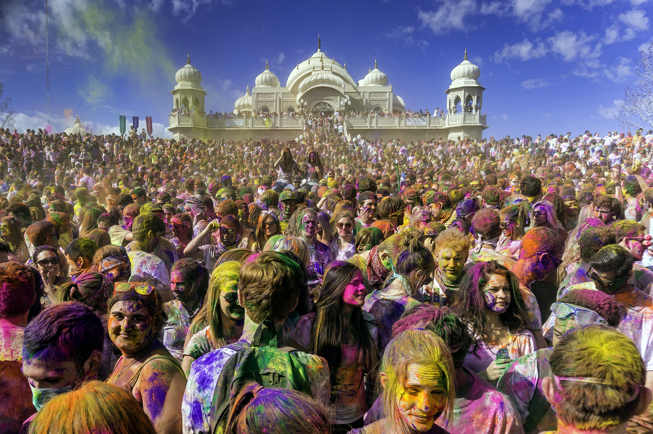 Ở Ấn Độ, lễ hội Holi không chỉ là lễ hội sắc màu mà còn là lễ hội hoa