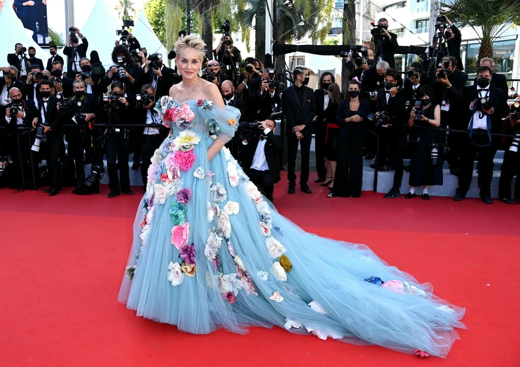 Sharon Stone mang cả “vườn hoa” lên thảm đỏ Cannes