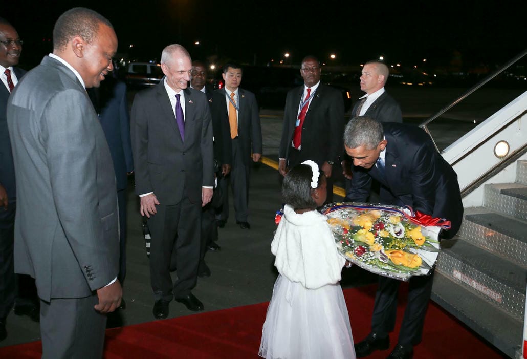 Tòa nhà Quốc hội Kenya - Tổng thống Hoa Kỳ Barack Obama nhận được hoa
