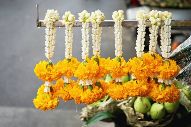 Vật phẩm hoa thủ công để thờ cúng trong chùa Phật Giáo